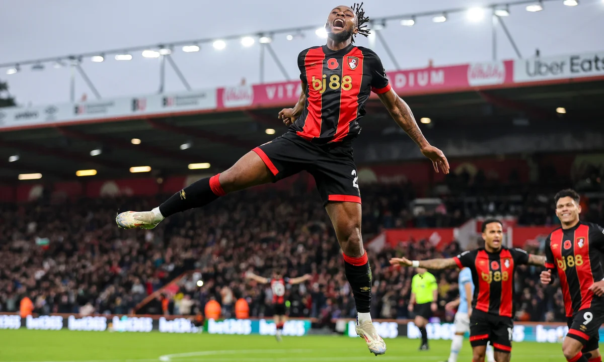 Semenyo ăn mừng bàn thắng quyết định trong màu áo Bournemouth.
